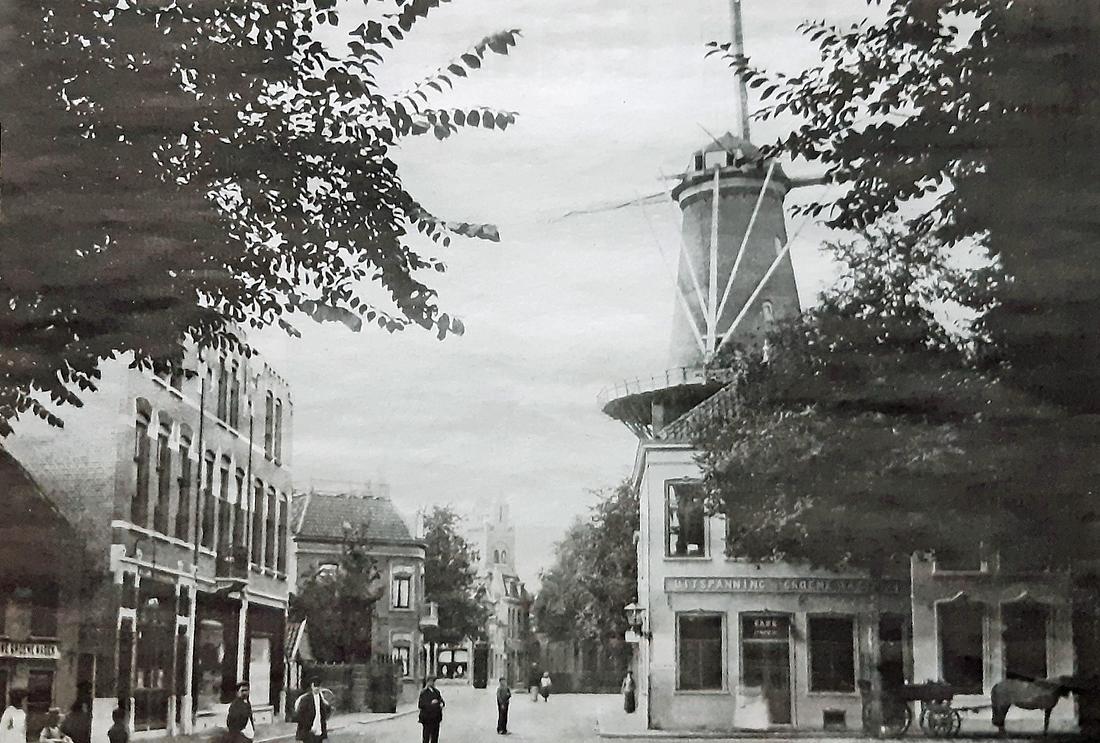 6, Molen 03940 q De Maagd / De Dordtsche Maagd (Dordrecht), Coll. DVM, Het Vrieseplein rond 1910. Rechts de uitspanning De Groene Wagen en links het café de Nieuwe Groene Wagen met drie Jugendstil-panden uit 1902 ernaast. | Database Nederlandse molens media-bestand
