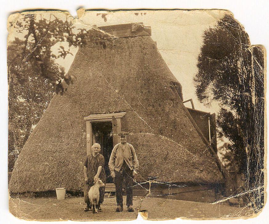 1, Molen 06657 a Meeruiterdijksche- of Prutpolder, De Prutter (Nederhorst den Berg), Foto  06-09-1890, Op deze foto staat de watermolenaar Gerrit van Huisstede en zijn vrouw Naatje de Koning. Uit familiearchief van mw Corrie van Huisstede | Database Nederlandse molens media-bestand
