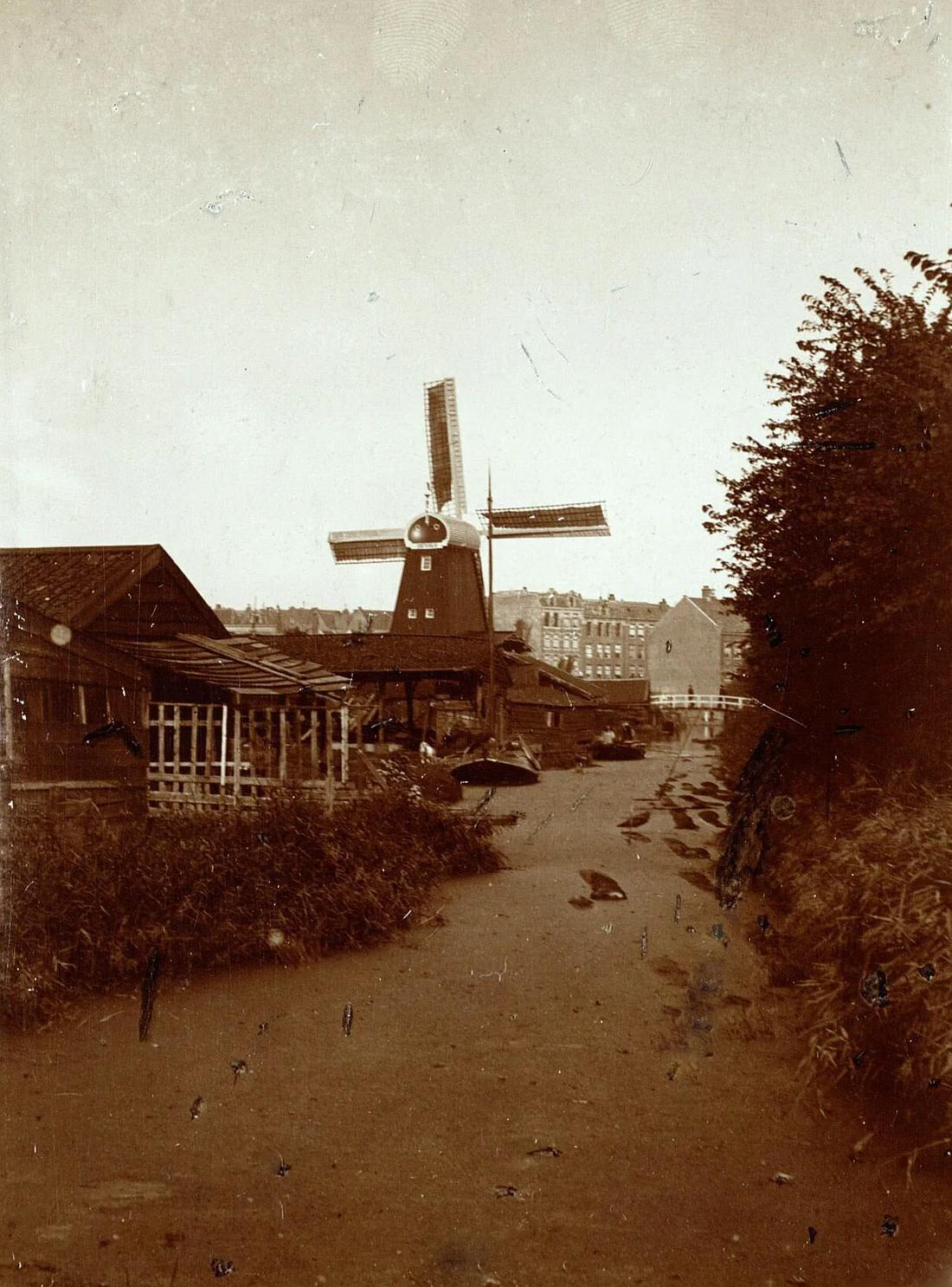 Molen 06492 n De Valk (Amsterdam), Foto collectie Stadsarchief Amsterdam, opname ca 1890 | Database Nederlandse molens media-bestand