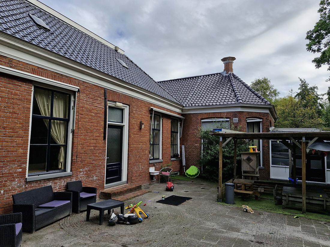 1, Molen 04425 g De Twee Gebroeders / Molen van Van Houten (Groningen), foto van Rob Hoving, opname 13-09-2024, Het achterhuis en de theekoepel van het voormalig molenaarshuis. | Database Nederlandse molens media-bestand