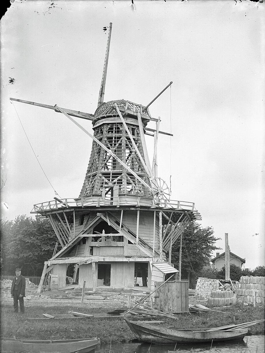 1, Molen 00817 d De Arend (Amsterdam), Foto van Jacob Olij, gemaakt tijdens de sloop van de molen in juli 1893.
Bron: Stadsarchief Amsterdam
ingezonden door Peter Boer, 22-10-2024 | Database Nederlandse molens media-bestand