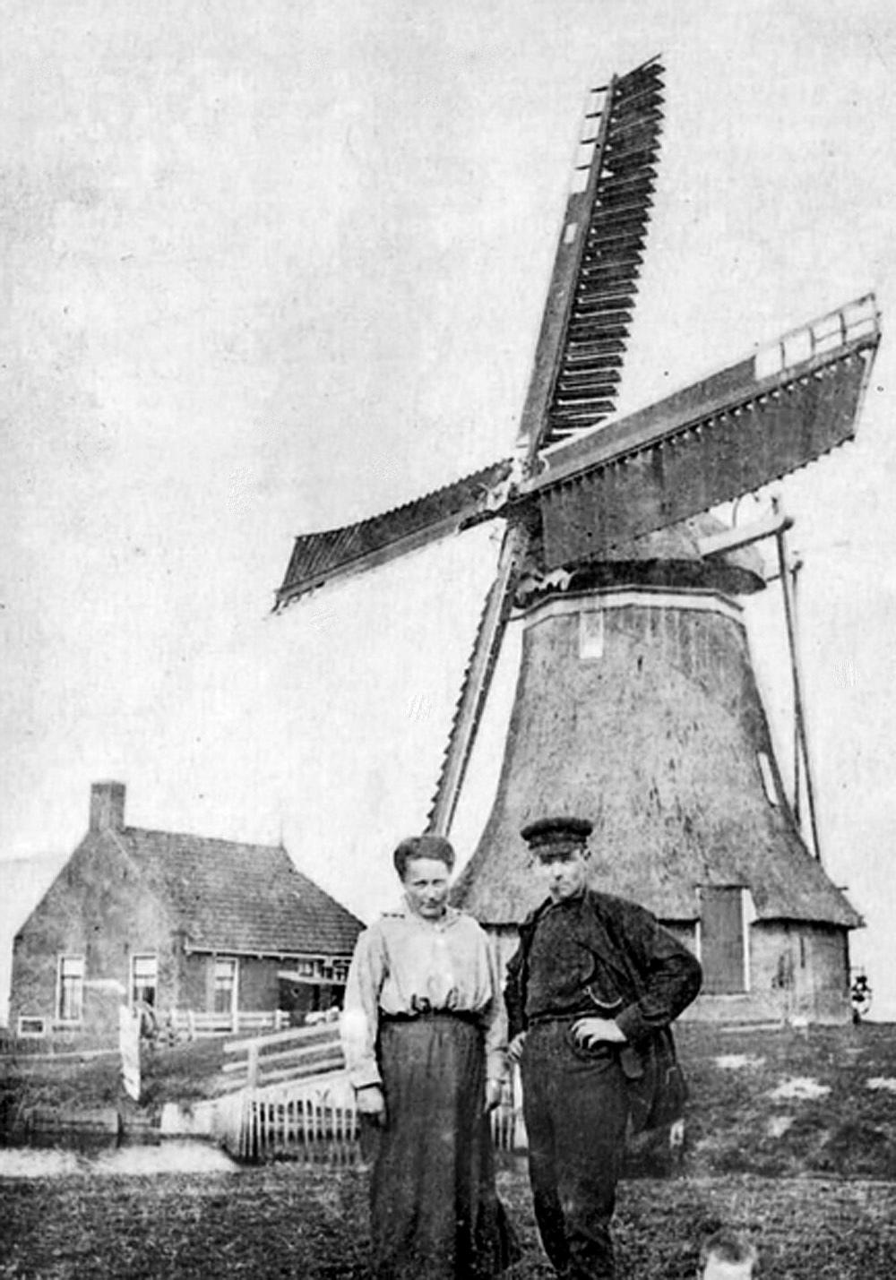 Molen 03063 a Lichtaarderpolder (Lichtaard), Molenaar Meint Fokkes Sierksma (1891-1968) en zijn vrouw Anna Wielinga.
Foto afkomstig van Jan Sierskema, Oentsjerk / bron: Nieuwsblad NO Friesland 08-11-2024 | Database Nederlandse molens media-bestand