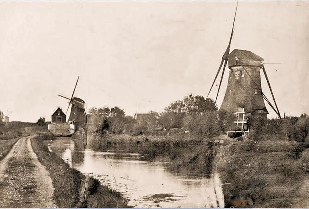 1, Molen 01789 bis r Polder Oudendijk, bovenmolen (Woubrugge), Links de bovenmolen, rechts de ondermolen. Links verderop de Veendermolen. Foto: onbekend, collectie DVM | Database Nederlandse molens media-bestand