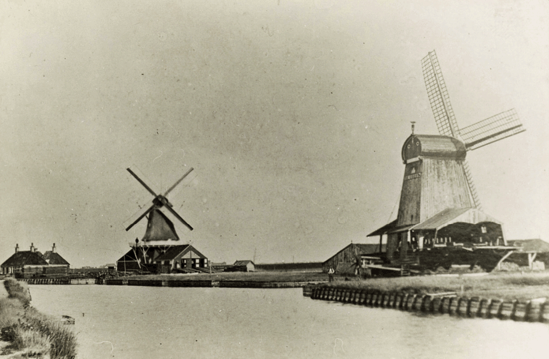 1, Molen 03011 a De Gideon (Franeker/ Frjentsjer), Foto coll. DHM; links Molen de Valck, rechts Molen de Gideon | Database Nederlandse molens media-bestand