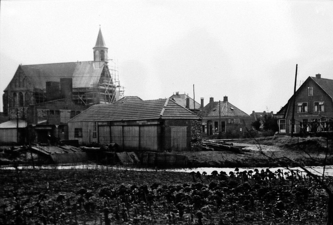 4, Molen 00628 De Hoop (Holwierde), Reproductie, de foto hangt in de kerk van Holwierde.Toelichting: Foto van kort na de brand. De sleephelling linksvoor is nog aanwezig. Er is een elektrische zagerij met twee vierkante pijpen neergezet. De kerk wordt hersteld van oorlogsschade.
Foto M.E. van Doornik, opname 24-04-2010 | Database Nederlandse molens media-bestand