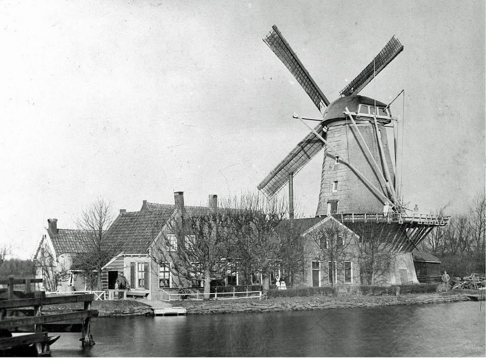1, Molen 06800 b Het Fortuin / De Eendragt / Molen a /d Gouwesluis (Alphen aan den Rijn), Ansichtkaart, n.n., opname 1898 of eerder,coll DVM | Database Nederlandse molens media-bestand