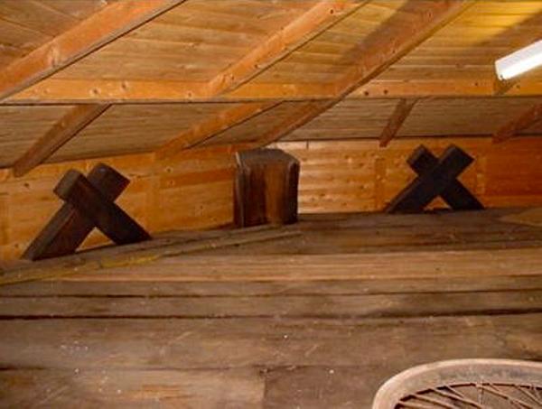 4, Molen 06424 b Nijverheidspolder (Wedderveer), H. Noot, opn 5 augustus 2005de afgezaagde veldkruisen en achtkantstijlen | Database Nederlandse molens media-bestand