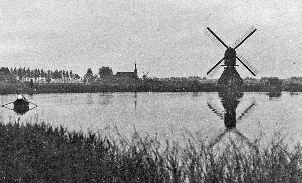 4, Molen 01265 Polder Kijfhoek, Kijfhoekmolen (Zwijndrecht), De molen op de voorgrond is die van de polder Kijfhoek, die uitwaterde op de Devel, op de voorgrond, afgebroken 1926.
De laatste molenaar was W. Dorst. De kerk is de Kijfhoekkerk.De molen op de achtergrond stond aan de Lindeweg en bemaalde de polder Groote en Kleine Lindt.
De foto en de gegevens zijn aangereikt door Arie Gouw te Heerjansdam.
Informatie van Kees Brinkman, Heerjansdam | Database Nederlandse molens media-bestand