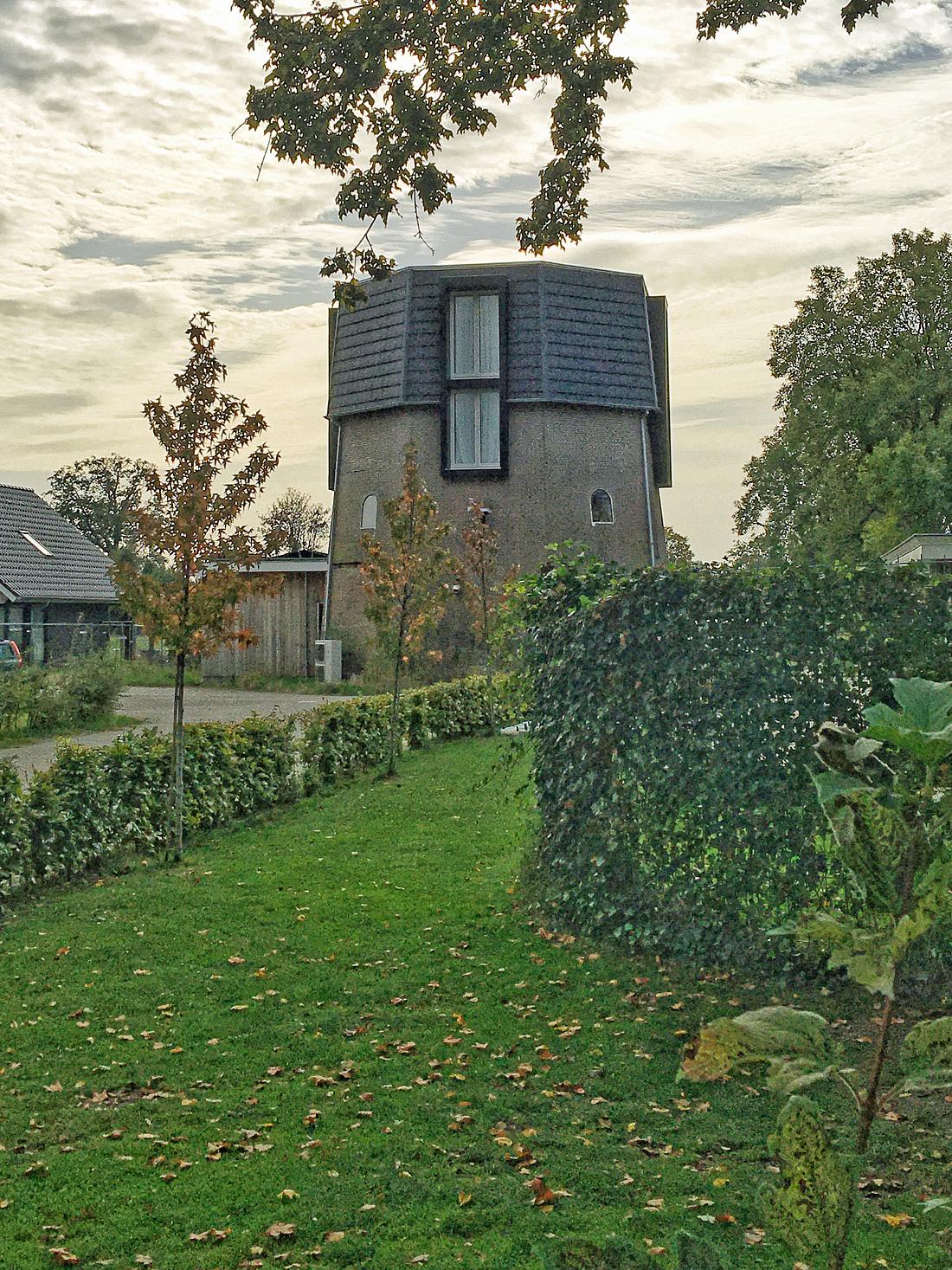 6, Molen 00404 a Molen Lammers (Empe), Foto van Siep Hoekstra, opname 16 oktober 2024, Het eindresultaat van de restauratie van de molenstomp en molenerf van de molen van Lammers in Empe. | Database Nederlandse molens media-bestand