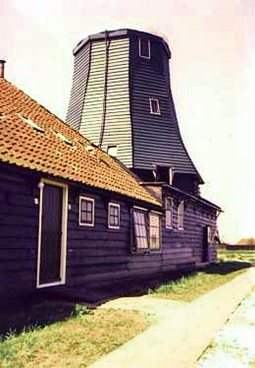 Molen 01108 c De Os (Zaandam-Oost), Romp met hout bekleed (Foto: Willem Sterenberg) | Database Nederlandse molens media-bestand