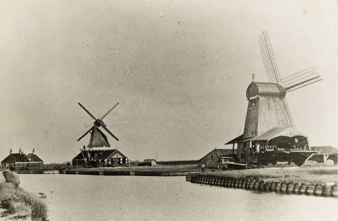 1, Molen 03011 a De Gideon (Franeker/ Frjentsjer), Foto coll. DHM; links Molen de Valck, rechts Molen de Gideon | Database Nederlandse molens