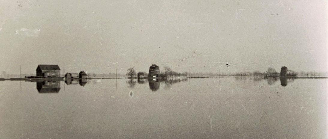 1, Molen 02564 a Polder Sliedrecht, Kleine- of Noordmolen (Bleskensgraaf), foto 1953, &nbsp;collectie Beeldbank RAD,
&nbsp;vlnr Gemaal, de romp van de middelmolen en rechts de romp van de zuidmolen | Database Nederlandse molens