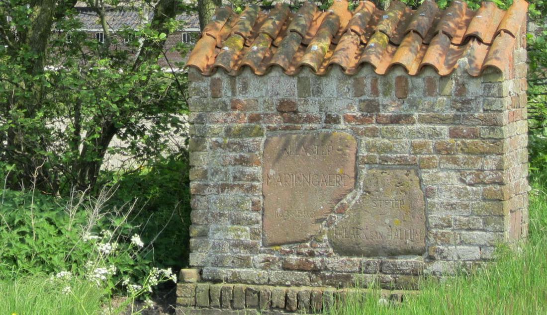 1, Molen 03208 c Mariëngaarder Molen (2e) (Hijum), Twee kloostermoppen met tekst van het verdwenen klooster. | Database Nederlandse molens