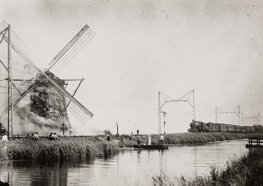 3, Molen 00806 Spieringhorner Binnenpolder, De Dikke Molen (Amsterdam), Foto: Collectie Stadsarchief Amsterdam / Internationaal Persfoto Bureau N.V.
Toelichting:Titel Haarlemmertrekvaart Beschrijving De 'Dikke Molen' van de Spieringhorner Buitenpolder. Door vonken van een stoomlocomotief van een van de treinen op de spoorlijn tussen Amsterdam en Haarlem, die hier tot 1985 lag, is de molen in 1928 afgebrand. | Database Nederlandse molens