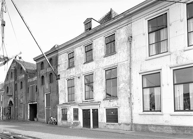 2, Molen Brouwerij Het Gekroonde Hart (Brielle), Brielle, Scharloo, De voormalige panden van de familie Spoon, waar een brandstoffen- en bouwmaterialenhandel was gevestigd
Objectnummer&nbsp;103163Datum 31-10-1961, glasnegatiefCollectie&nbsp;Beeldarchief provincie Zuid-Holland
&nbsp; | Database Nederlandse molens