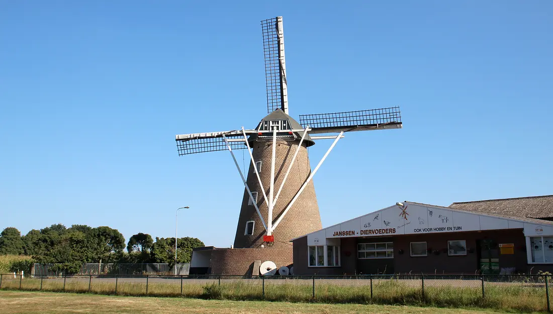 3, Molen 02807 Sint Joseph (Kreijel (Ospel)), Denis Van Cronenburg (18-08-2025)&nbsp;De molen is aan bepaalde zijden landschappelijk fraai gelegen. Let op de forse bouw van romp en kap.  | Database Nederlandse molens