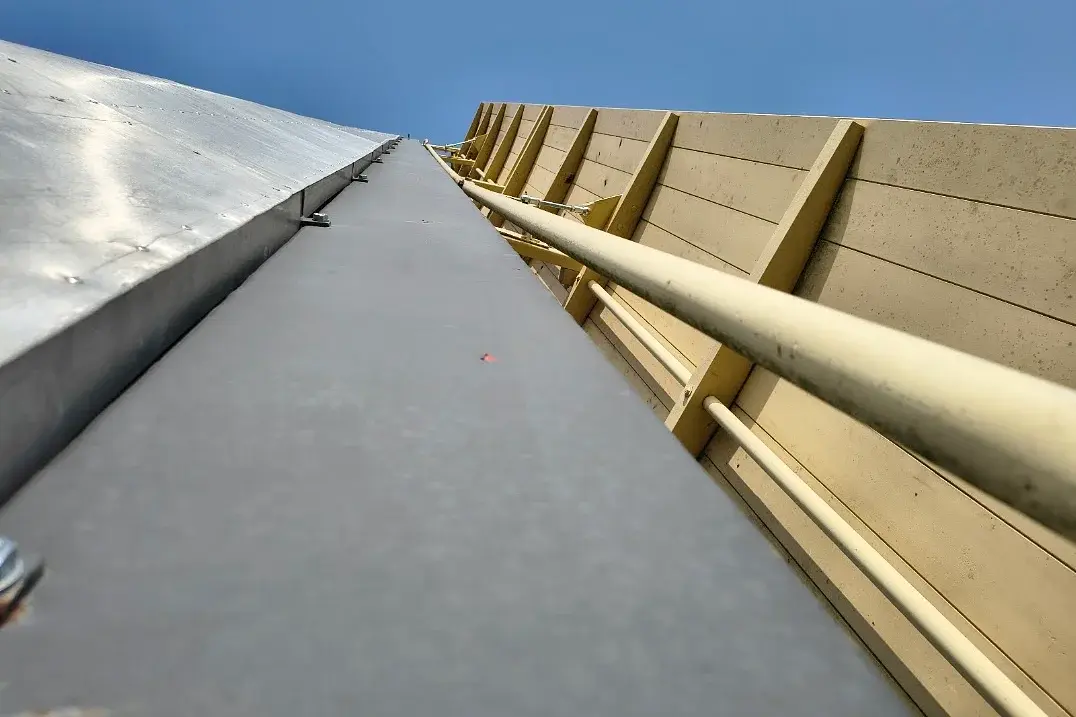 8, Molen 00872 Braamse Molen / Koenders Möl (Braamt), Peter Wassink (08-03-2026)&nbsp;Peter Wassink: "Foto vanaf de askop van de Koenders Möll in Braamt. De Beckers stroomlijnneus en klep zijn uniek, er zijn er daar nog 2 van. Deze en die van de Bernadette in Nieuw Wehl.&nbsp;Deze foto laat mooi zien dat de neus behoorlijk afwiijkt van de Ten Have / Bussel varianten. Beckers kwam veel later met zijn klep (begin 60er jaren op deze molen geplaatst). Deze kleppen van Guus Beckers, werken echt mooi en lijken nog efficienter dan die van zijn leermeester." | Database Nederlandse molens