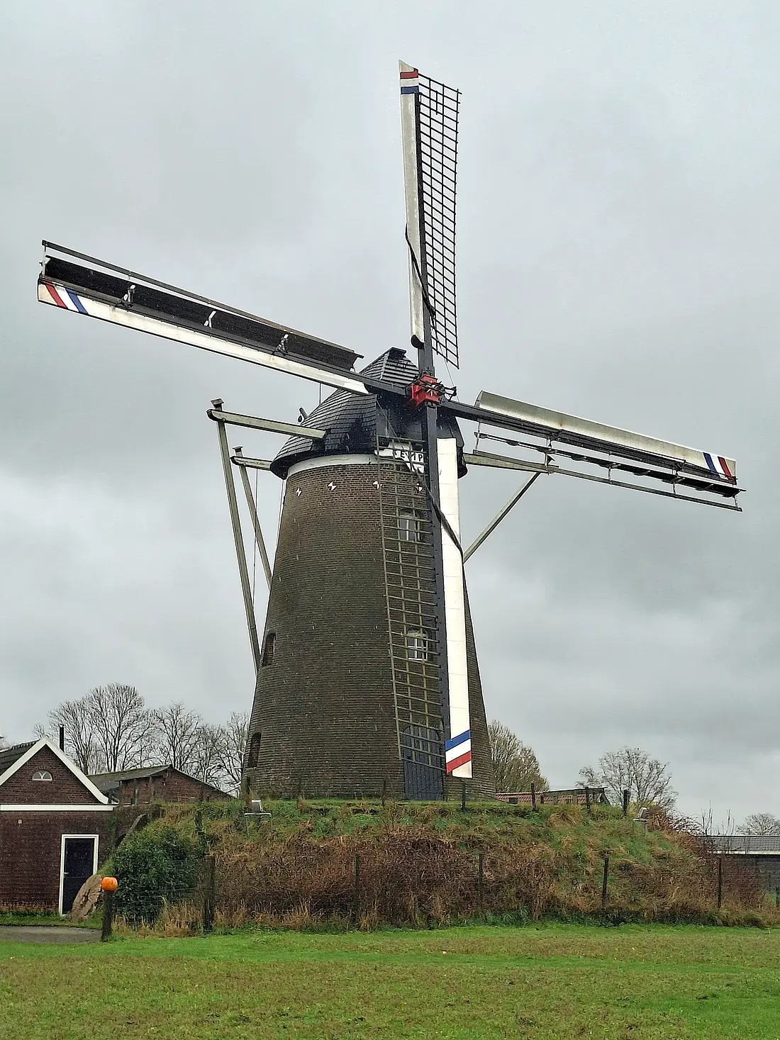 Molen 03113 De Kempermolen (Breedenbroek), Jay Verkerk (14-03-2026)De molen met zijn nieuwe kleurstelling. De karakteristieke gele buitenroede is ook zwart geworden. | Database Nederlandse molens
