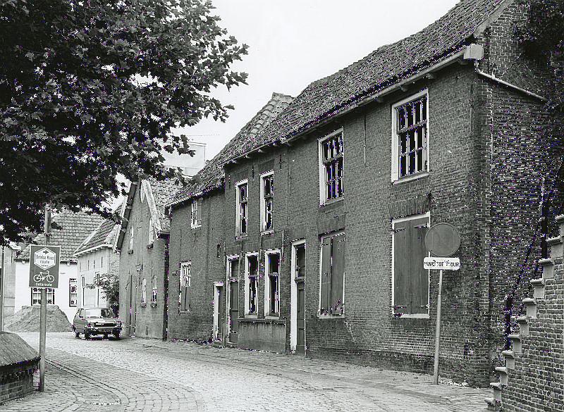 Molen 16646 Grutterij van Hendrik de Vos (Geervliet), Foto collectie van het Streekarchief Voorne-Putten. Huisjes langs de Kaaistraat waren als pakhuis in gebruik door de Grutterij en Spliterwtenfabriek van de firma Trouw Adres: Kaaistraat 6, Geervliet | Database Nederlandse molens
