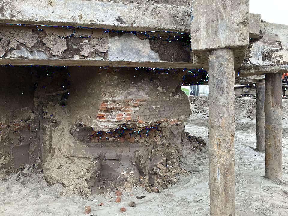 2, Molen 07206 Molen van Waardenburg (Waardenburg), Foto van Dirk Jan van Brenk, opname 30-03-2026; de teerlingen die zich nog onder de korenmolen bevonden, maar niet lang meer, want ze zijn weggebroken. | Database Nederlandse molens