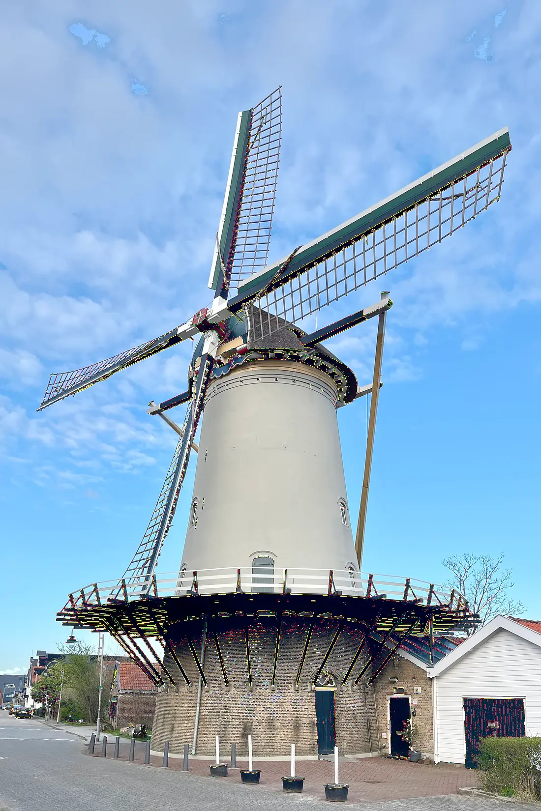 Molen 01922 De Vier Winden (Rotterdam), William Bouter (01-04-2026)&nbsp;De molen heeft recent een nieuwe balie gekregen. Ook is de romp opnieuw geschilderd en is de baard hersteld. Bij deze onderdelen is teruggegrepen op de historische kleurstelling. | Database Nederlandse molens