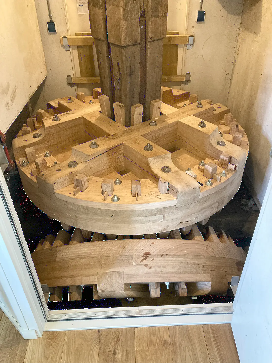 12, Molen 00781 Berkmeermolen (Obdam), Jordie Nannes (06-04-2026)&nbsp;Nieuw onder- en vijzelwiel.&nbsp; | Database Nederlandse molens