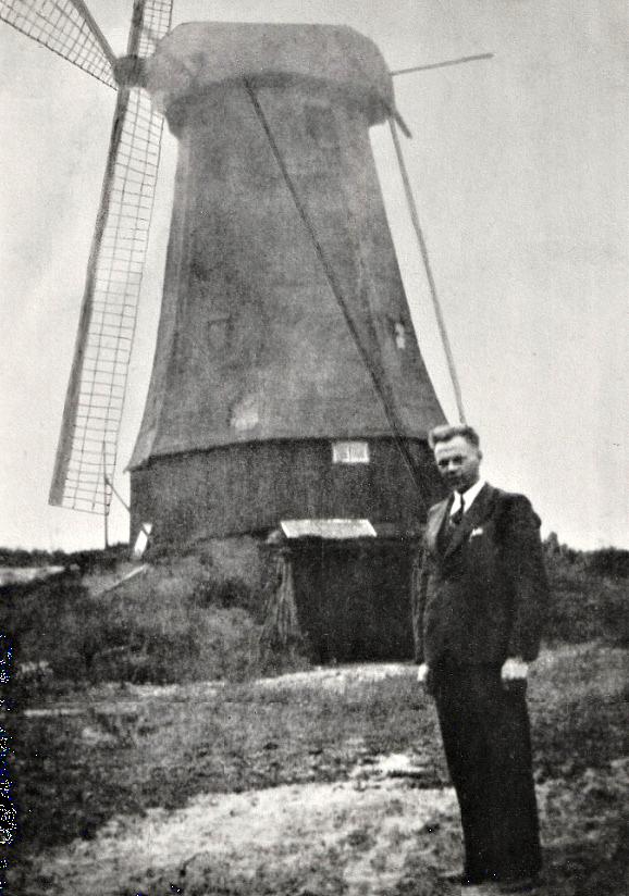 1, Molen voorganger Westerveld Möl (Tilligte), Foto collectie DHM,
Op de foto Molenaar Jan Brunninkhuis&nbsp; | Database Nederlandse molens