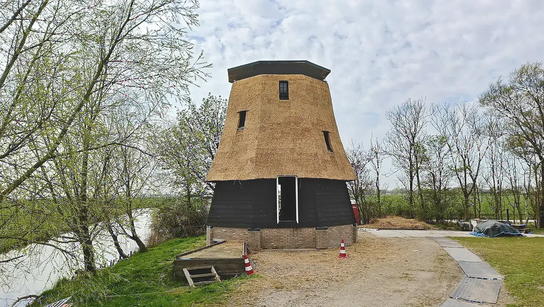 Molen 11443 De Waterdief (Uitgeest), Hennie Boersma (09-04-2026)Hij schrijft: "Er is vooruitgang bij de Waterdief. Rietdekker is klaar met het riet. Begint nu echt op een molen te lijken." | Database Nederlandse molens