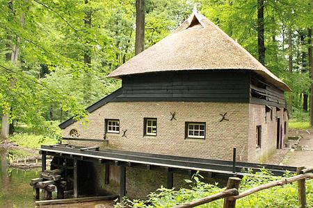 Molen 10086 Voorheen Achterste Molen Loenen (Arnhem), Louis Kleijberg (5-6-2012). | Database Nederlandse molens media-bestand