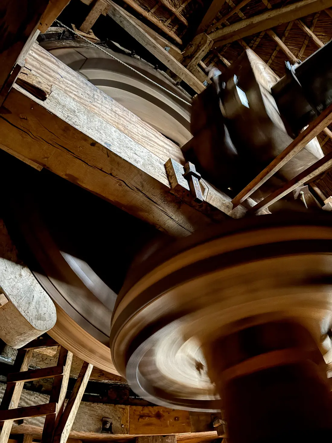 17, Molen 10139 Het Jonge Schaap (Zaandam), Bernhard IJskes (06-02-2026)
Detailopname van het bovenwiel en de bovenbonkelaar van houtzaagmolen Het Jonge Schaap | Database Nederlandse molens