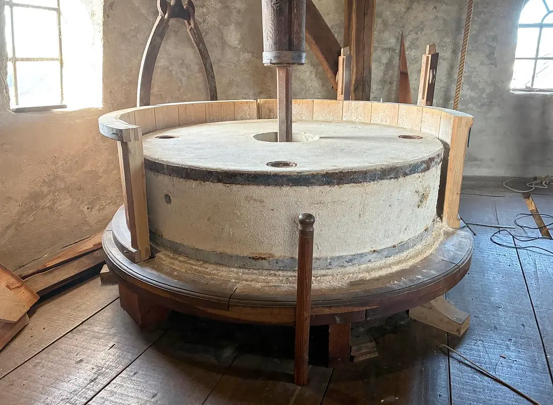 8, Molen 03494 De Hoop (Giesbeek), Mark Leenders (12-04-2026)&nbsp;De steenkuip deels opengelegd en schoongemaakt, voor maaldemonstraties. | Database Nederlandse molens