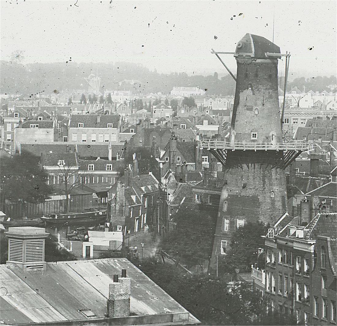 5, Molen 06678 e Blaauwe Molen / De Posthoorn (Rotterdam), oude glasdia, collectie P. van den Berg. Zelfde opname als eerste, verder uitgezoomd. In achtergrond is nog een molen te zien, De Kievit?. Links de Bosjeskerk gebouwd 1866.&nbsp; | Database Nederlandse molens