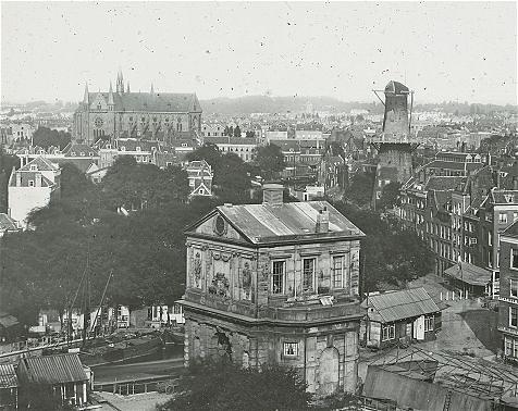 4, Molen 06678 e Blaauwe Molen / De Posthoorn (Rotterdam), oude glasdia, collectie P. van den Berg.&nbsp; In achtergrond is nog een molen te zien, De Kievit?. Links de Bosjeskerk gebouwd 1866.&nbsp; | Database Nederlandse molens