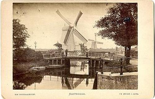 1, Molen 06491 t Het Leydsche Wapen / 't Leidsche Wapen / De Tobbe (Amsterdam), Ansichtkaart, mei 1878, collectie P.v.d.Berg
Kattensloot bij de Singelgracht, thans Jacob Catskade met rechts de Rotterdammerbrug.Achtergrond rechts: molen 'De Steur'. | Database Nederlandse molens