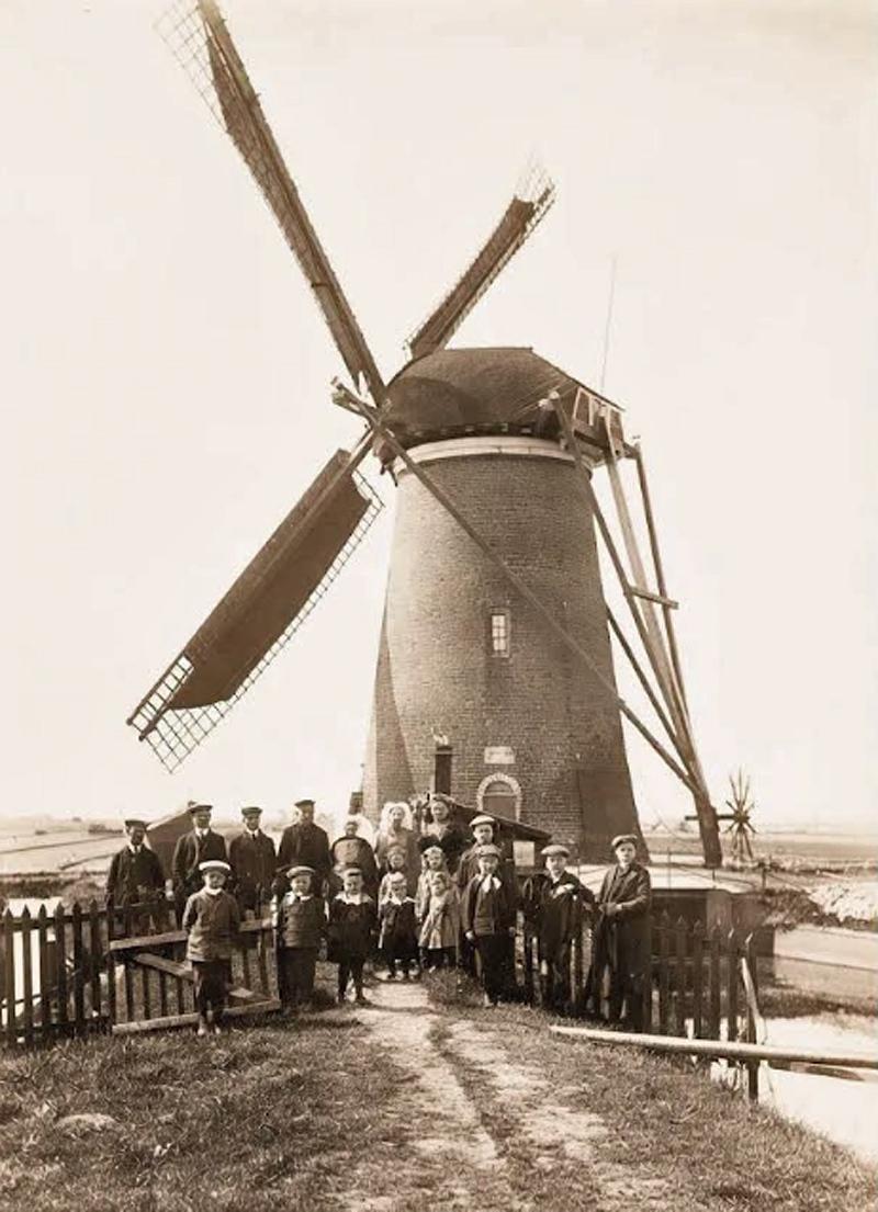 1, Molen 01885 a Polder Dirksland (Dirksland), Foto: onbekend, op de voorgrond de familie Zoon | Database Nederlandse molens