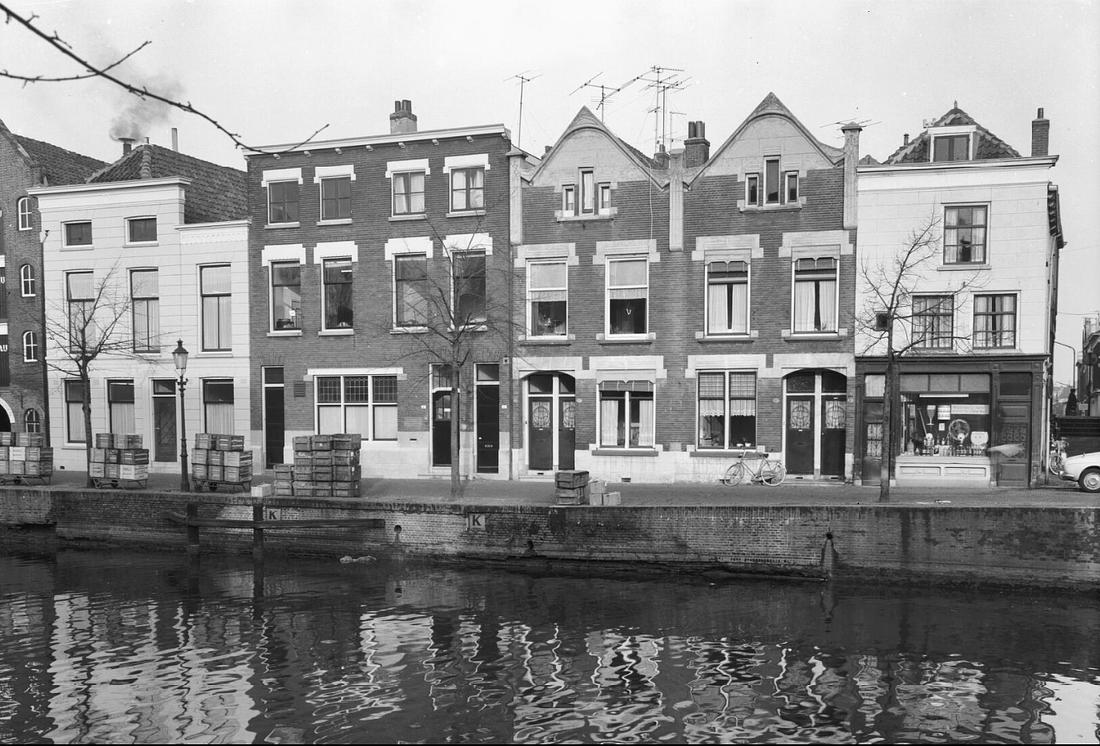 1, Molen 18115 Grutterij aan de Lange Haven (Schiedam), Een foto van de twee panden, collectie Beeldbank van het Cultureel Erfgoed:&nbsp;Documentnummer 97.468
Monumenten en locaties: Adres Lange Haven 18-10; Schiedam
Vervaardiger: Dukker, G.J. (Gerard) - Fotograaf
Vervaardigingsdatum: 10-1964
Rechthebbende: Rijksdienst voor het Cultureel Erfgoed
Creative commons: http://creativecommons.org/licenses/by-sa/3.0/
Alternatieve nummers: systeemkaart: 20585; Adlib priref F&amp;D: 20196808
Techniek: Negatief zwart wit | Database Nederlandse molens