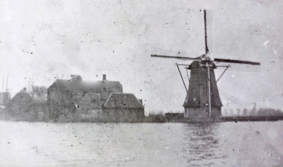 Molen 18111 Grutterij aan de Kleipoel (Rijpwetering), Foto coll. DHM. rechts de korenmolen de Kleipoel, links de gebouwen waarin de rosmolen zich bevond, beiden stonden aan de Kleipoel. | Database Nederlandse molens