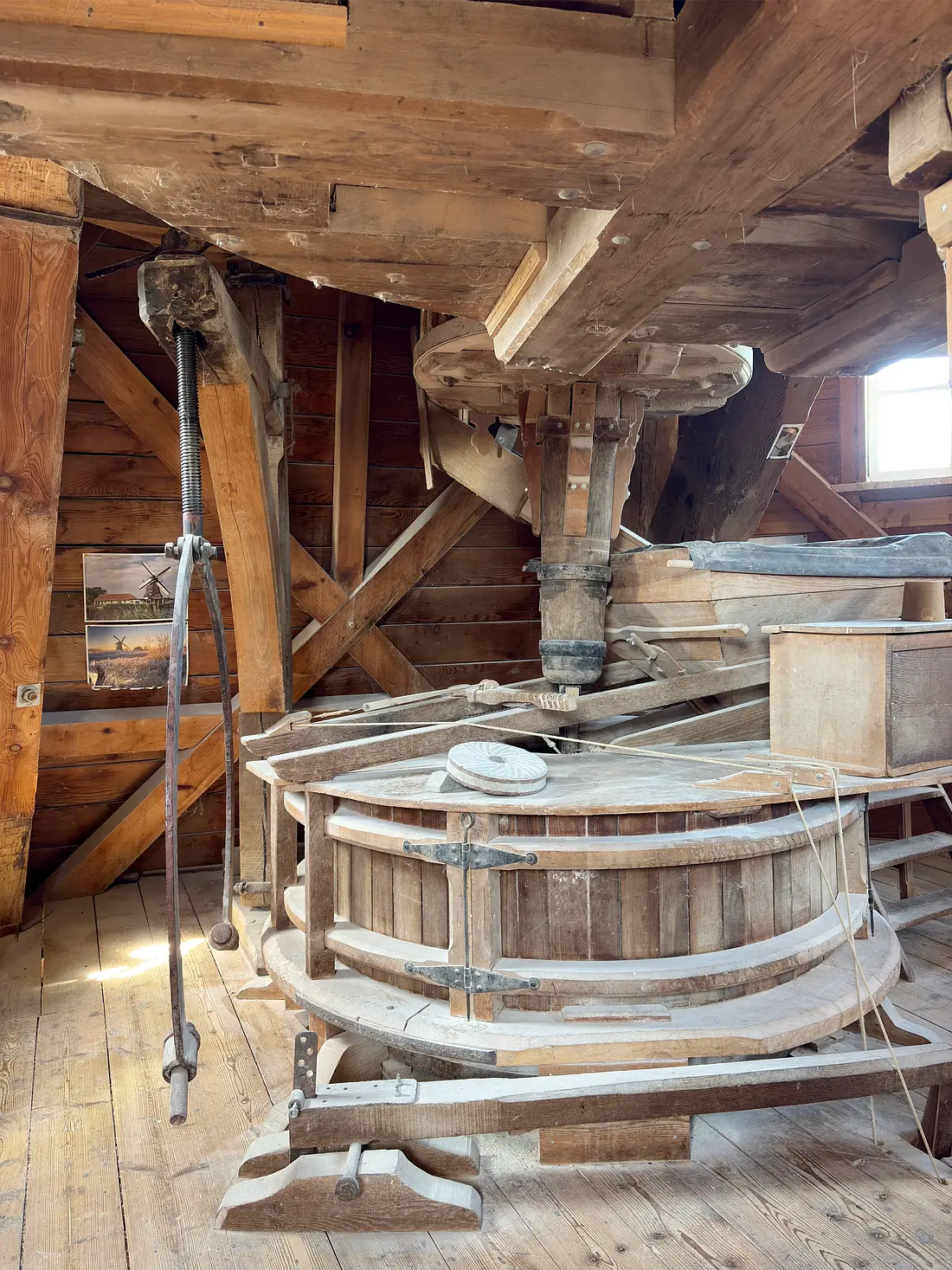 12, Molen 02803 De Hoop (Swartbroek), Bernhard IJskes (25-04-2026)&nbsp;Maalstoel met steenkraan. | Database Nederlandse molens