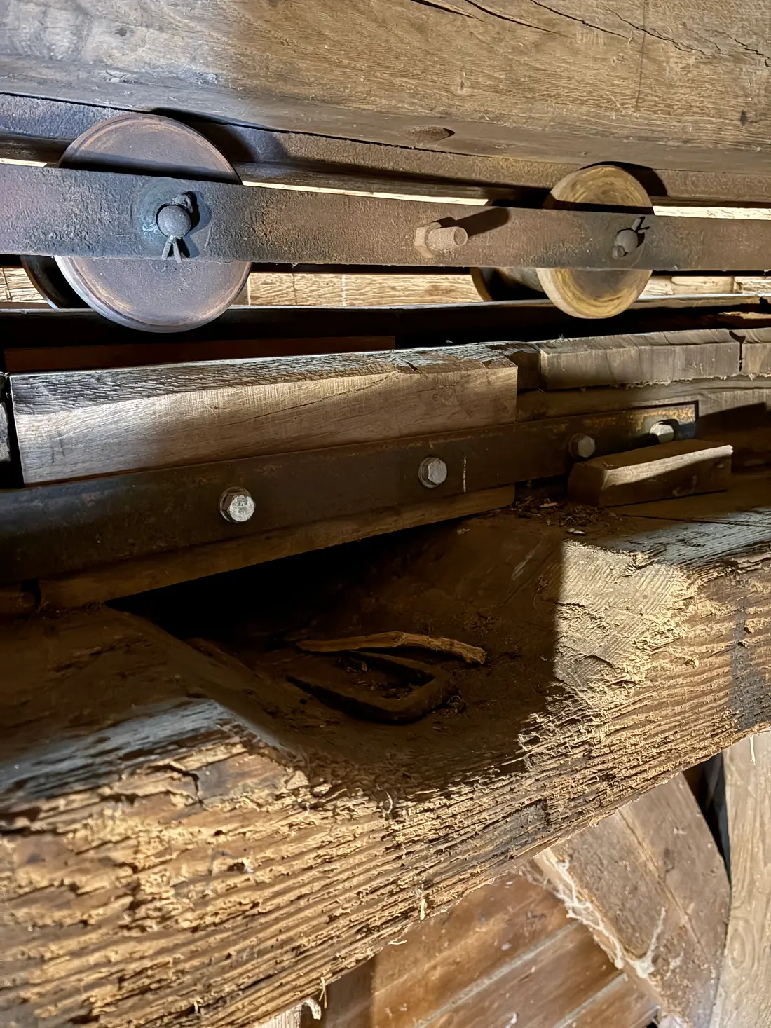 16, Molen 02803 De Hoop (Swartbroek), Bernhard IJskes (25-04-2026)&nbsp;Detailopname Engels kruiwerk; ook goed zichtbaar is de rollensluis van het voormalige kruiwerk | Database Nederlandse molens