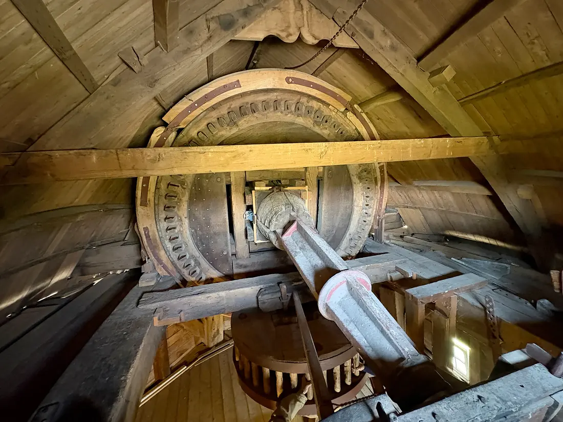 18, Molen 02803 De Hoop (Swartbroek), Bernhard IJskes (25-04-2026)&nbsp;Detailopname kap met bovenwiel, vlaamse vang en bovenbonkelaar. | Database Nederlandse molens