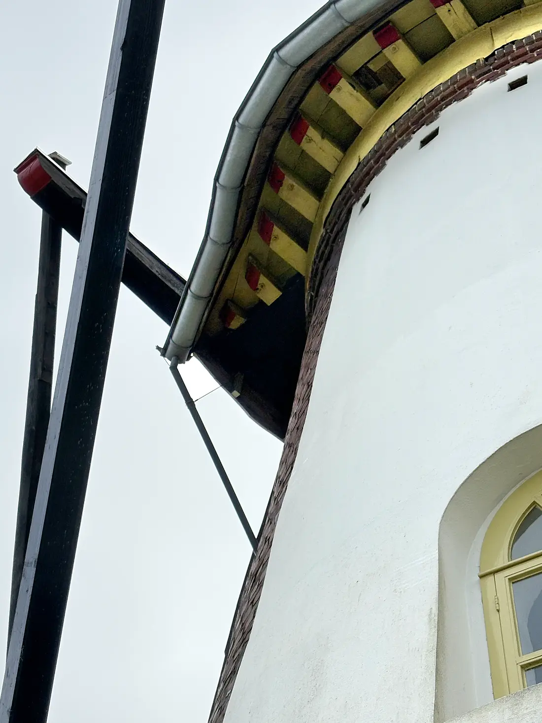 7, Molen 00182 Sint Anna (Weert), Bernhard IJskes (25-04-2026)&nbsp;De kap heeft een afwatergoot, die loost via een pijp achter de staartbalk. | Database Nederlandse molens