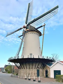 Molen De Vier Winden, Rotterdam, William Bouter (01-04-2026)&nbsp;De molen heeft recent een nieuwe balie gekregen. Ook is de romp opnieuw geschilderd en is de baard hersteld. Bij deze onderdelen is teruggegrepen op de historische kleurstelling. | Database Nederlandse molens