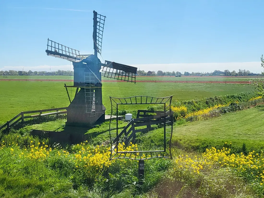 1, Molen 10050 Klikjesmolen (Midwoud), Anne Wieringa (29-04-2026)&nbsp;Genomen vanuit de trein van Hoorn naar Medemblik. Zo dicht passeert de trein de Klikjesmolen. | Database Nederlandse molens