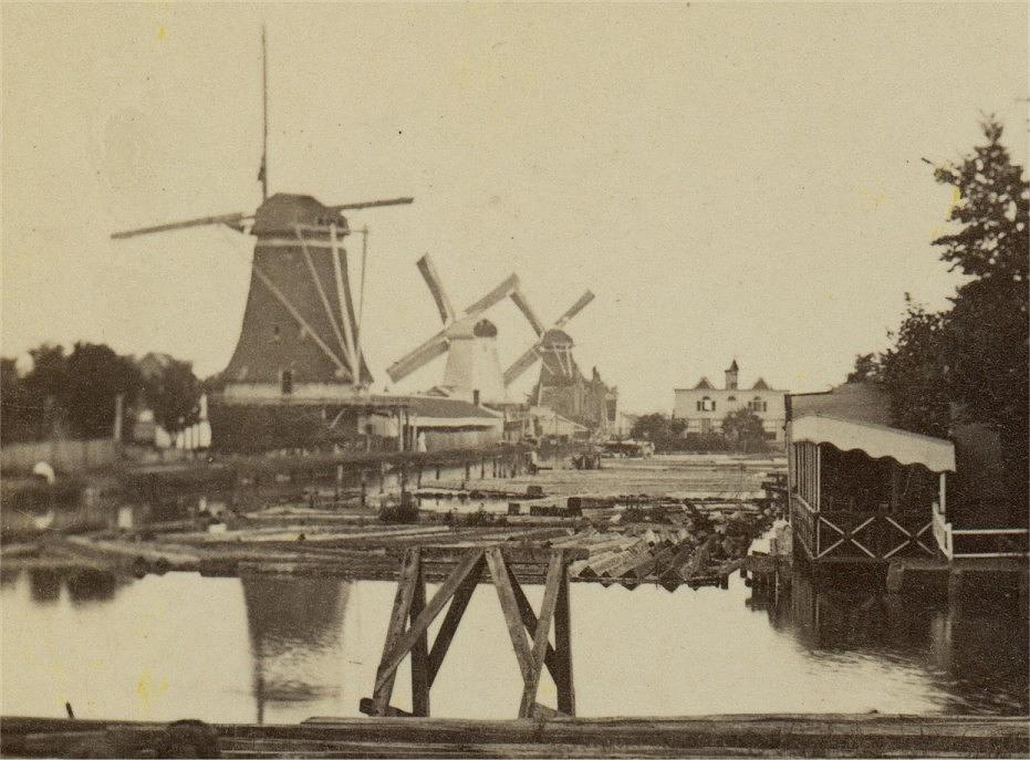 1, Molen 06493 u De Oranjeboom (Amsterdam), Foto:collectie Paul van den Berg, Oranjeboom, Houthandel en Jonge Visscher goed te herkennen. Datum foto onbekend. | Database Nederlandse molens
