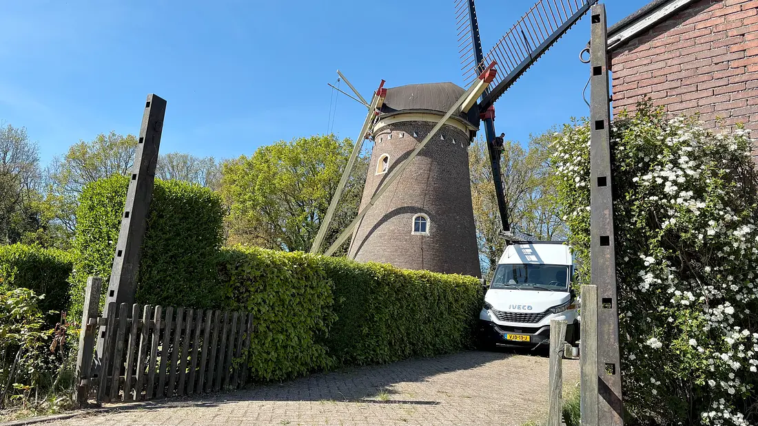 1, Roede 316, Derckx, Ron Smit (04-05-2026)&nbsp;Toppen van oude roedes op de voorgrond gaan dienst doen als staanders voor de poort die we van het oude hekwerk en voorzoom gaan maken. | Database Nederlandse molens