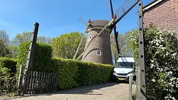 Roede 315, Derckx, Ron Smit (04-05-2026)&nbsp;Toppen van oude roedes op de voorgrond gaan dienst doen als staanders voor de poort die we van het oude hekwerk en voorzoom gaan maken. | Database Nederlandse molens