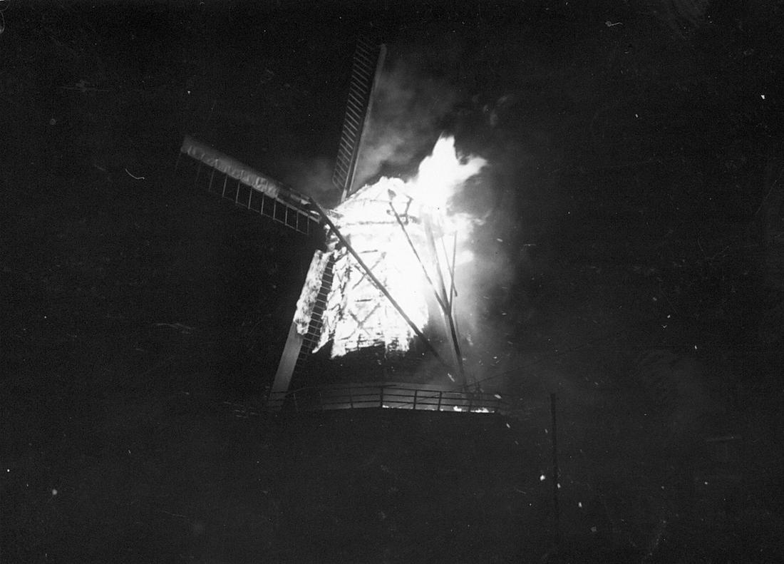 6, Molen 00495 Bijo / Molen van Tromp / Molen van Luttikhold / Molen van Koo (Warffum), Foto: prive-archief Henk ten Bos, opname&nbsp; 28-10-1957, 23.00 uur | Database Nederlandse molens