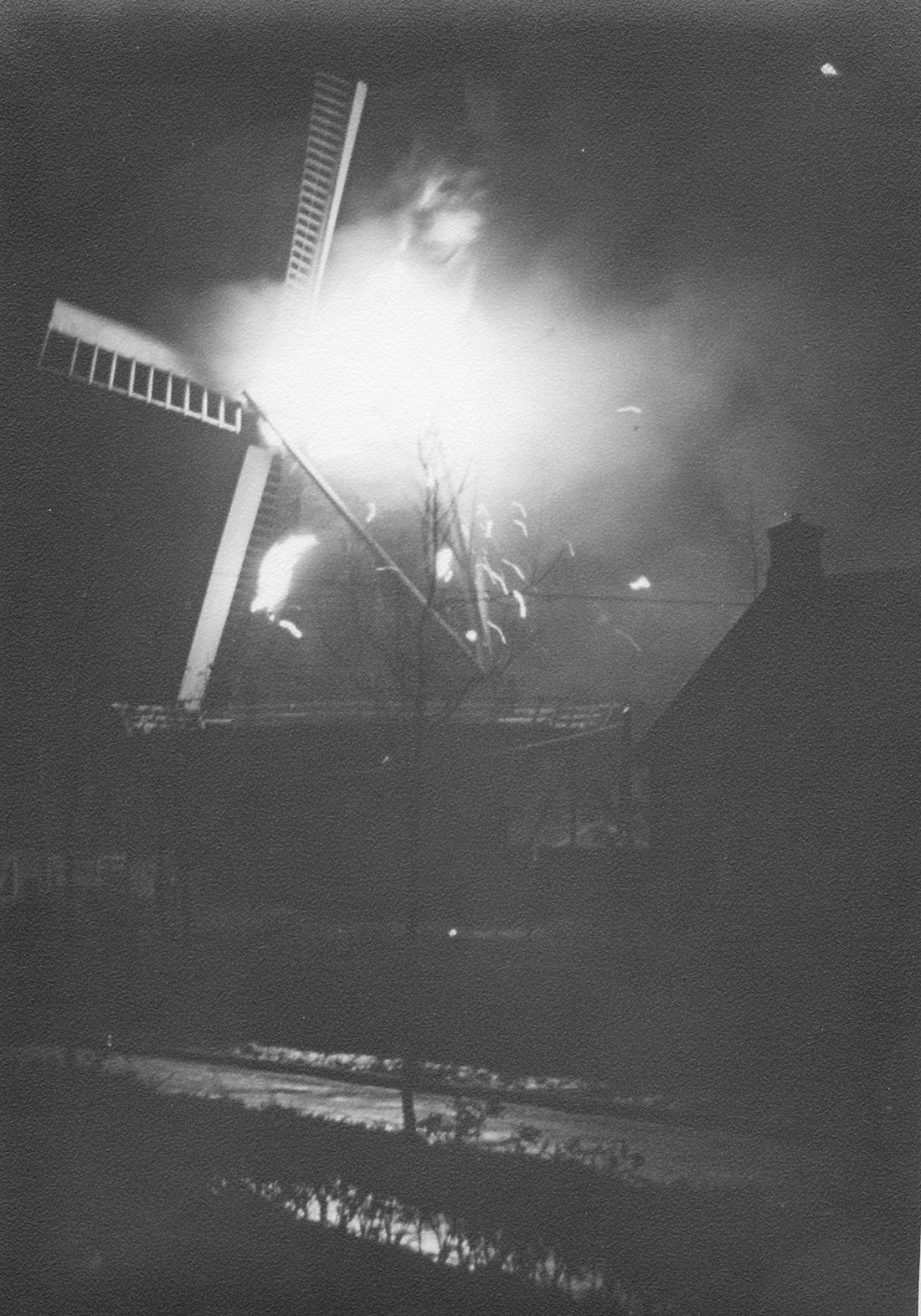 4, Molen 00495 Bijo / Molen van Tromp / Molen van Luttikhold / Molen van Koo (Warffum), Foto: prive-archief Henk ten Bos, opname&nbsp; 28-10-1957, 23.00 uur | Database Nederlandse molens
