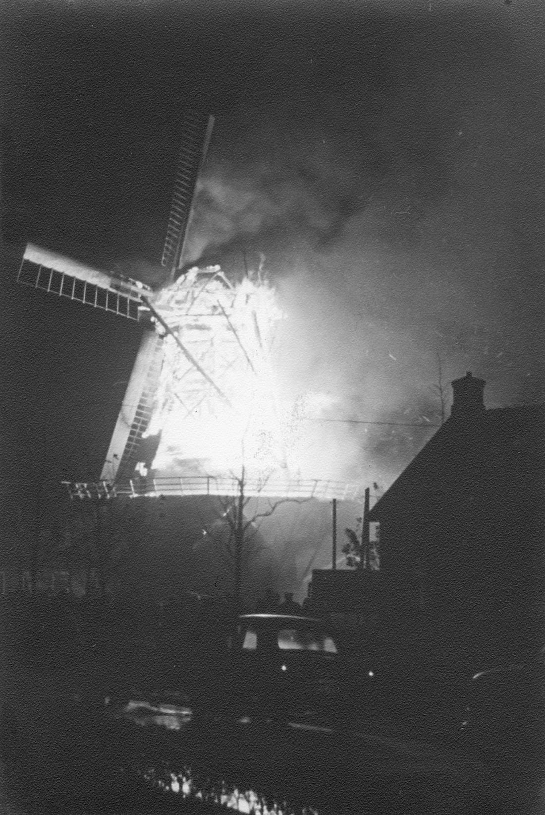 5, Molen 00495 Bijo / Molen van Tromp / Molen van Luttikhold / Molen van Koo (Warffum), Foto: prive-archief Henk ten Bos, opname&nbsp; 28-10-1957, 23.00 uur | Database Nederlandse molens