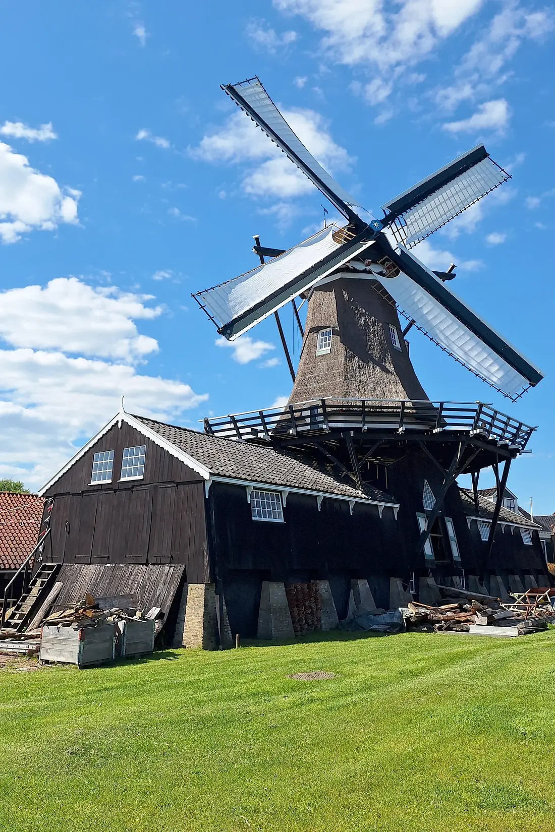 Molen 03294 a De Jager ( Woudsend / Wâldsein), Wouter Bakker (08-05-2026)&nbsp;De Jager met het nieuwe gevlucht. | Database Nederlandse molens